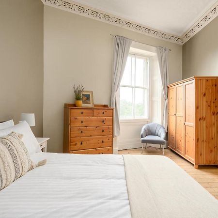 2 Bed Old Town Apartment - Next To Castle Edinburg Exteriör bild
